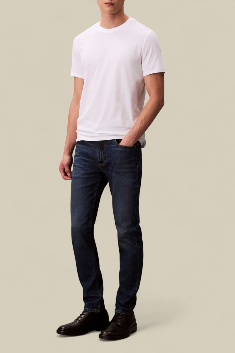 תמונת כל הלוק של מכנסי ג'ינס סלים פיט